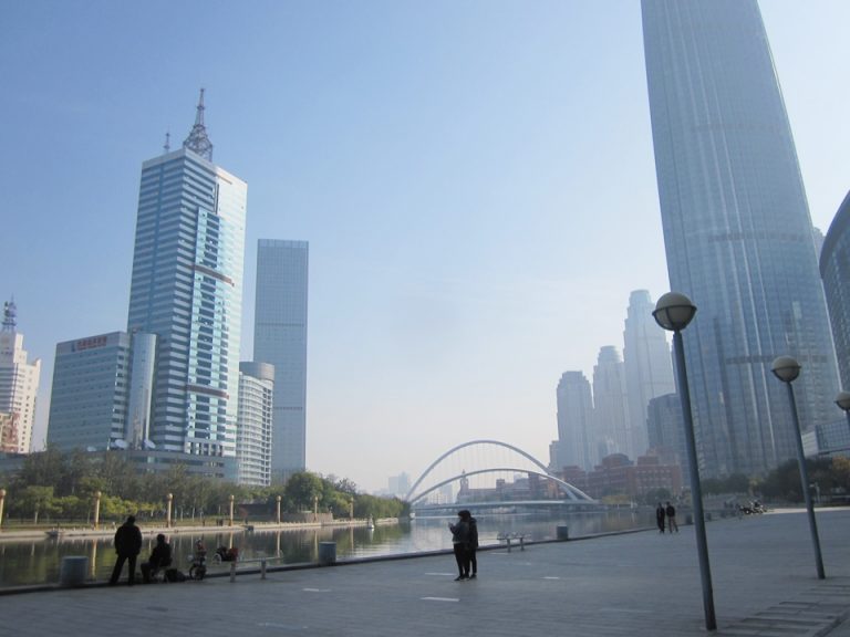 ホテル裏口から右側(東側)