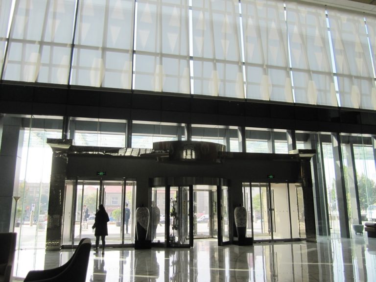 ホテル正面玄関(中側)