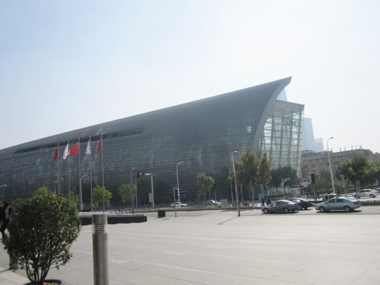 ホテルエントランスから恒隆広場