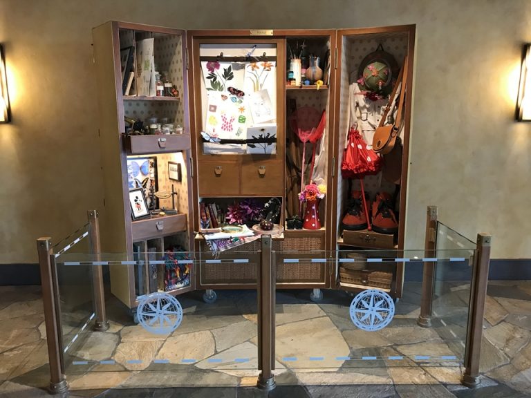 ロビーにあるミニーちゃんのクローゼット