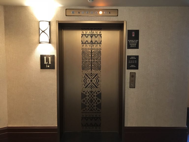 客室階エレベーター外観