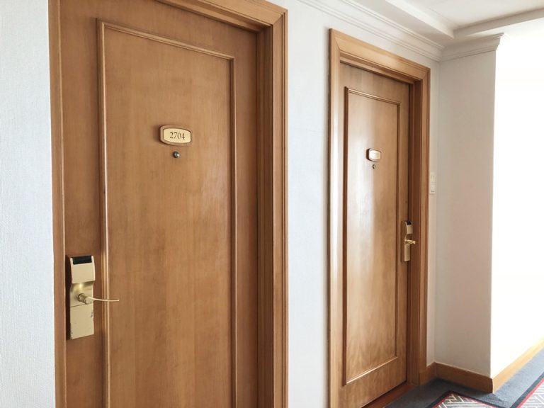 客室入り口外観ドア