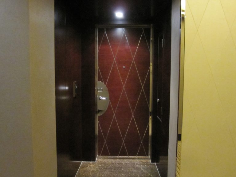 客室入り口外観ドア