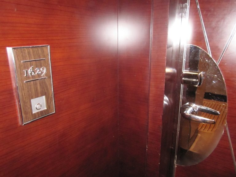 客室入り口外観(ドアノブと部屋番号プレート)