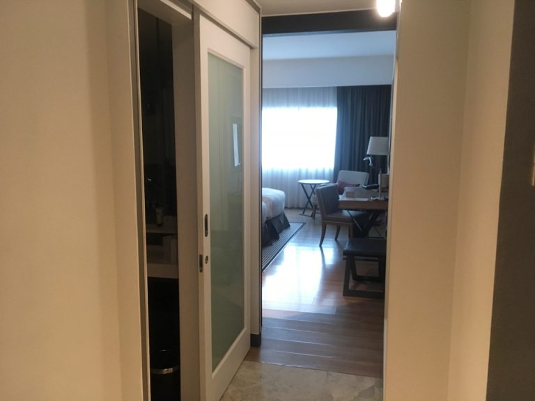 部屋の入り口から部屋内を見た様子