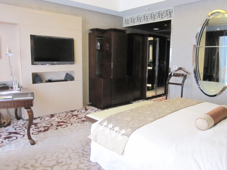 客室(ベッド付近窓際から)