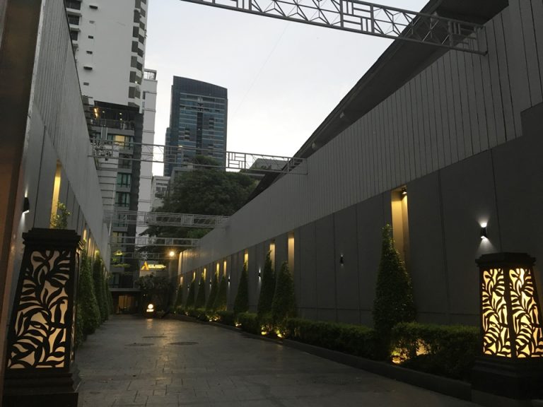 ホテル入口から建物までの道