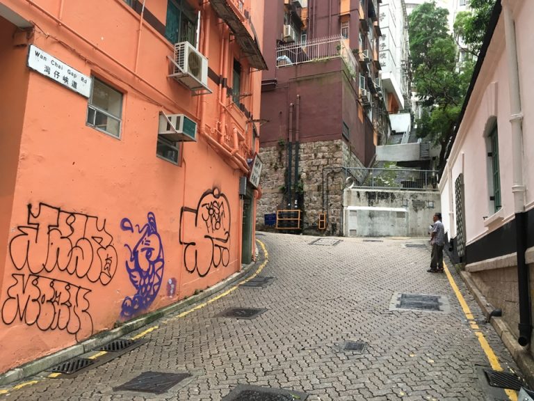 ホテルへ行く坂道