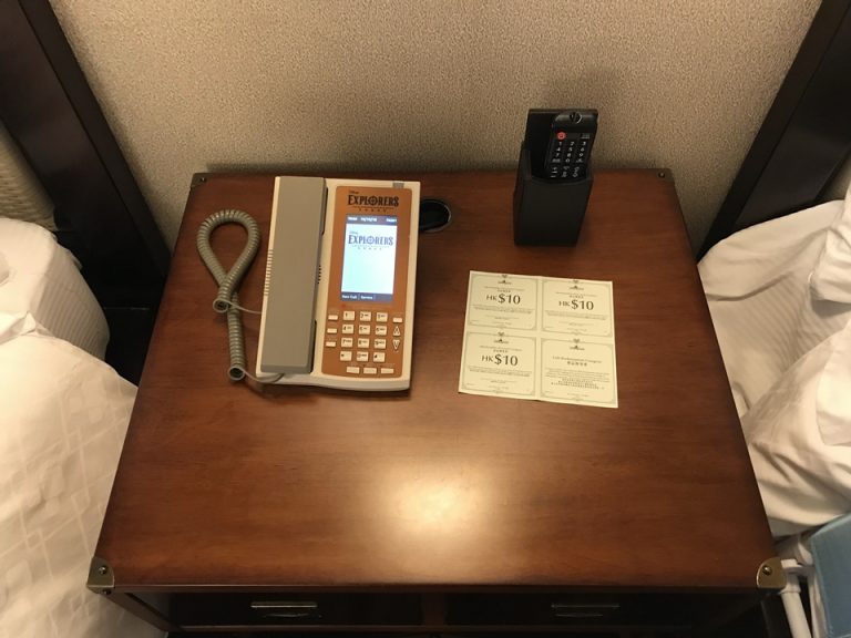 電話台 割引き券が置いてありました