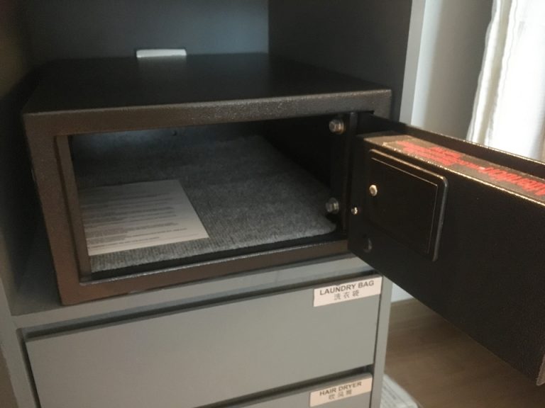 部屋内金庫、扉を開けた状態。少し小さめに感じました。