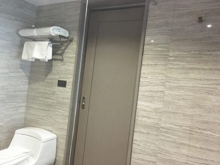 バスルーム内から入口