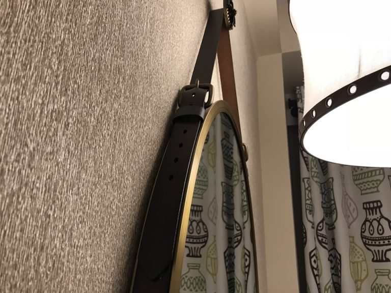 鏡の周りはベルトになっていました