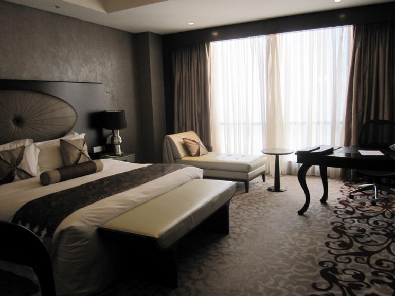 客室全体(入り口から窓際方向)