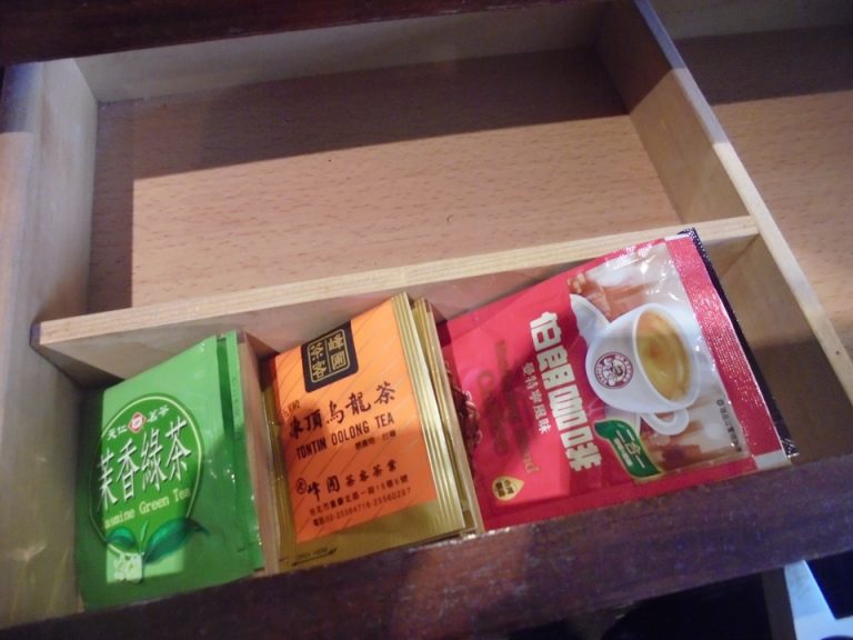 緑茶、ウーロン茶、インスタントコーヒーのご準備があります