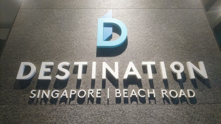 エントランスのホテルロゴ