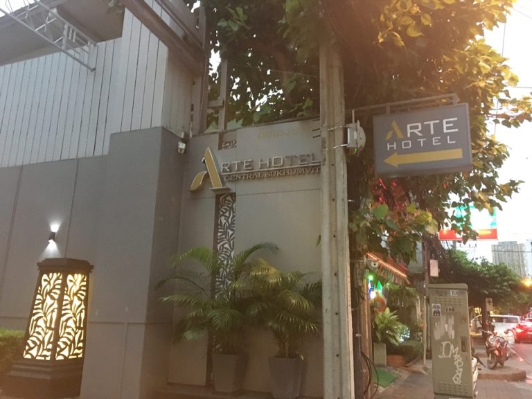 ホテル看板、入口