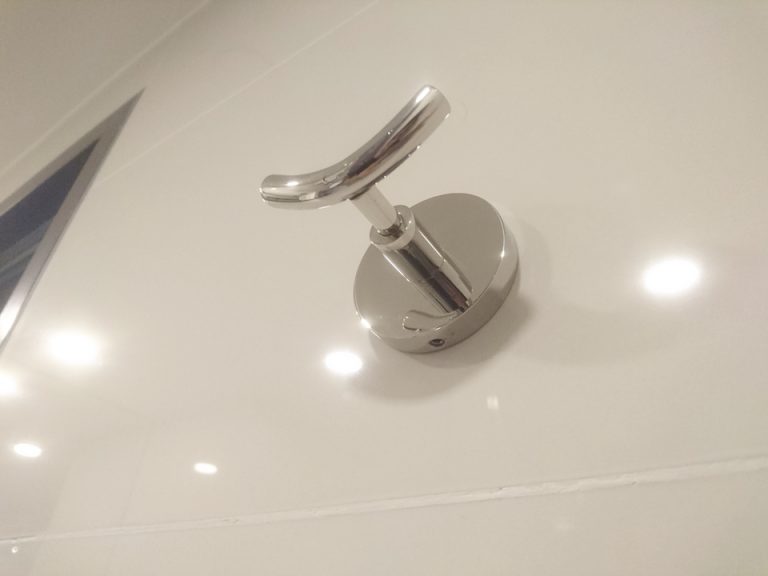 シャワーの反対側にある洋服掛け