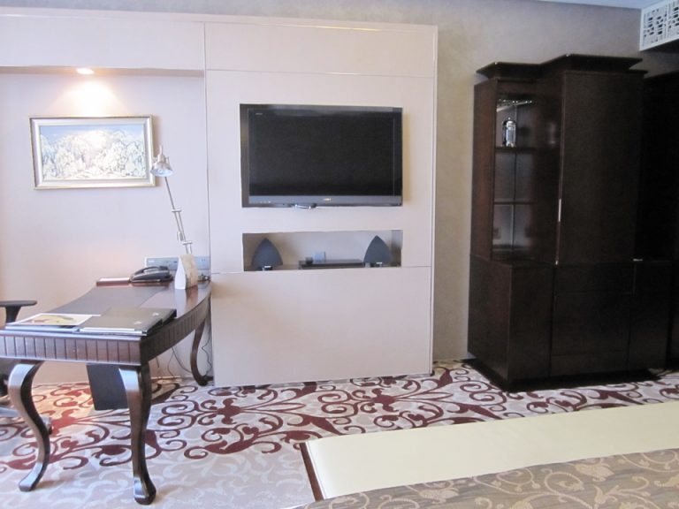 ベッド方向からテレビ