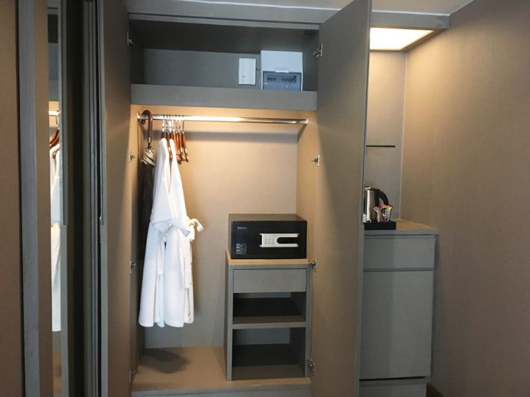 クローゼット内観