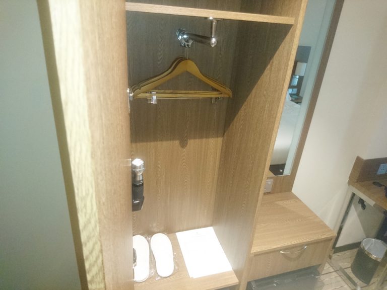 クローゼット内観