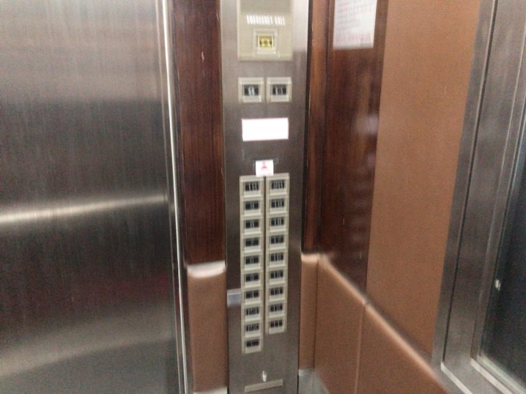 エレベーター内
