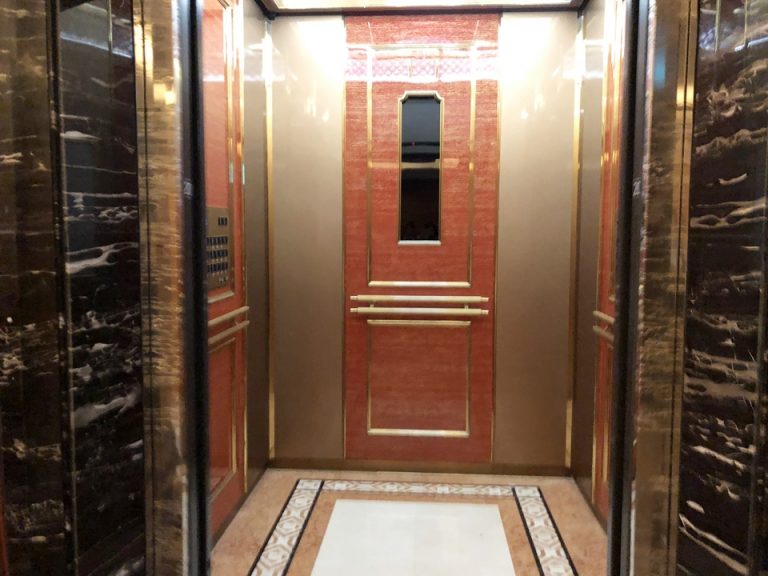 エレベーター内