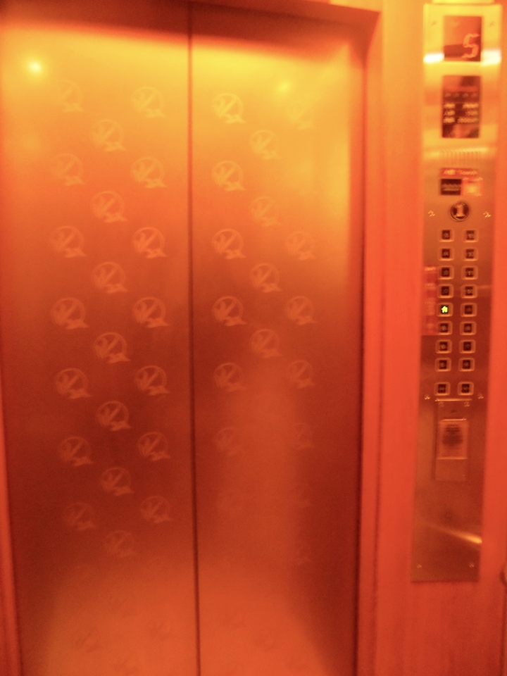 エレベーター内