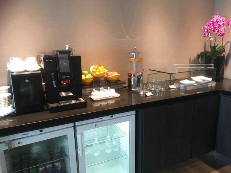 クラブラウンジのお水コーナー。ビールのケースは夕方18時以降にオープンするようでした。時