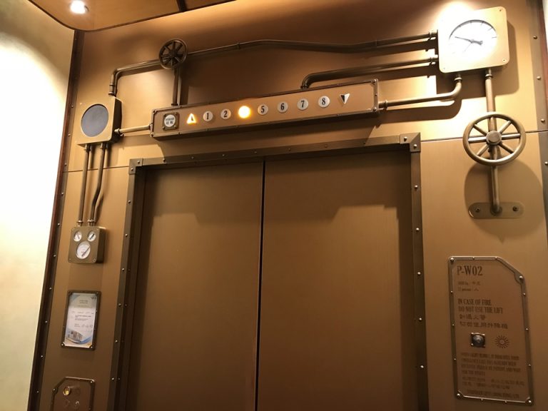 気球をイメージしたエレベーター内観