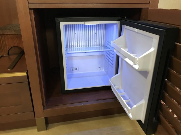 冷蔵庫(開けた状態) ペットボトルが沢山入りました