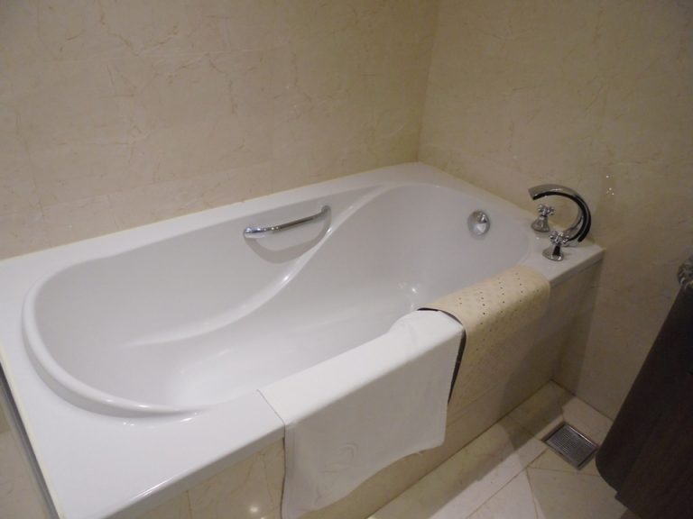 バスタブは深さも広さも日本と同じぐらい。お湯がたまるのも早いです。