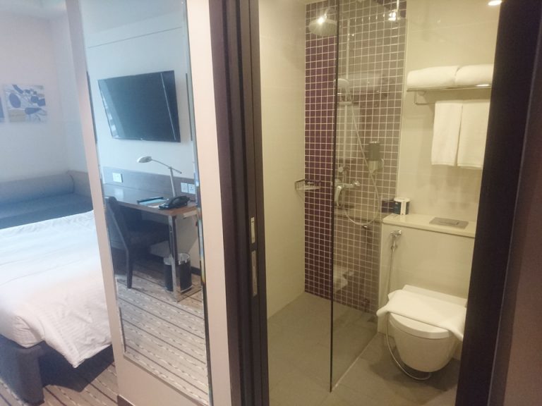 バスルーム入口から全景