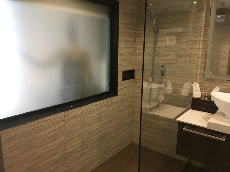 バスルーム入口から全景