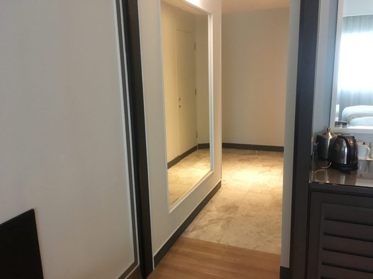 部屋内から見た入り口側