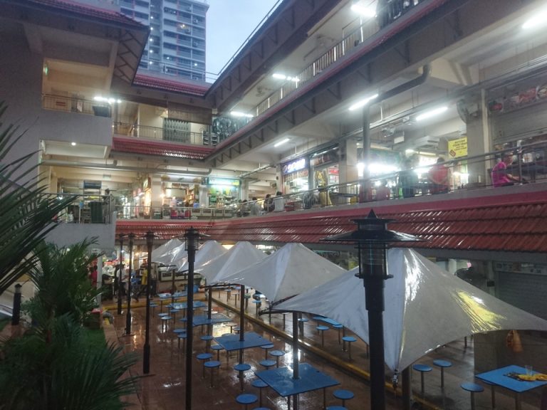 ホテルから道路の反対側にある屋台街