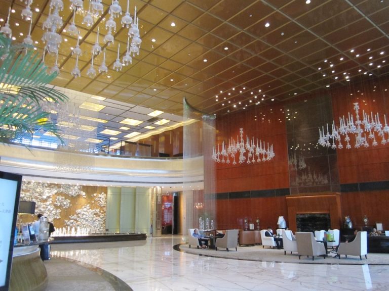 カウンター端からロビー