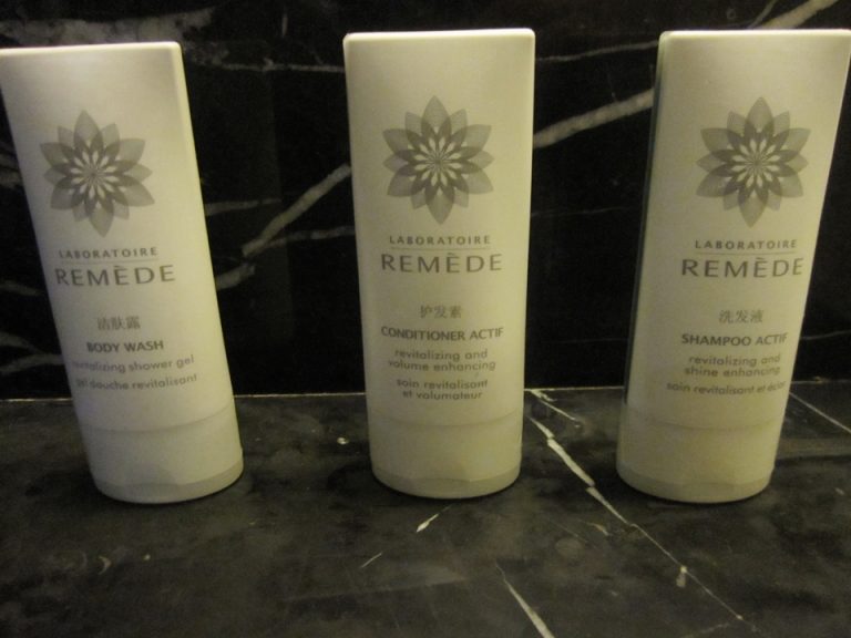 シャワールーム内のバスアメニティ