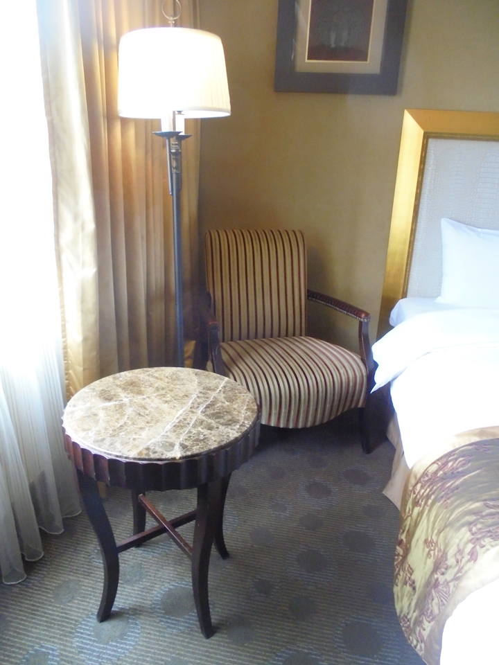 テーブルとチェスト