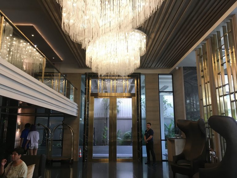 エントランス内観