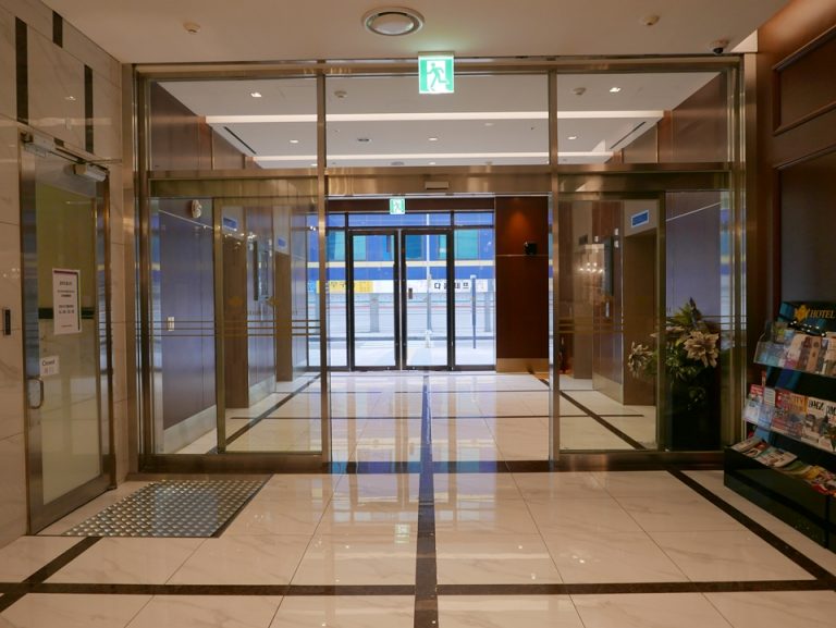 エントランス内観