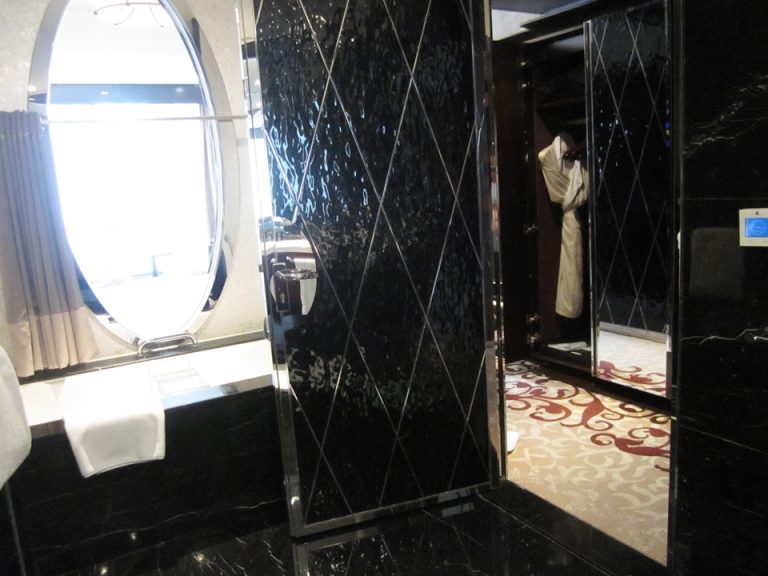 バスルーム内から入り口