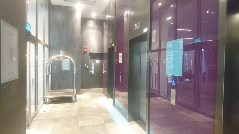 エレベーターホールフロント階