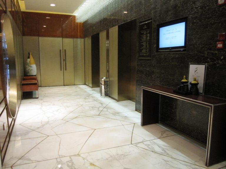 エレベーターホールフロント階