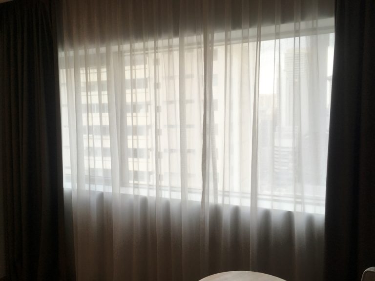 部屋内から窓側を見た様子