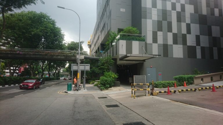 エントランス外観とホテル前の歩道