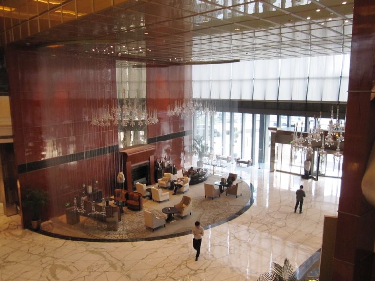 2階踊り場から正面玄関