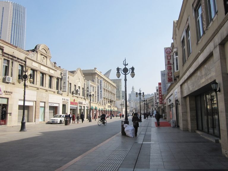 和平路(歩行者天国のショッピングストリート)