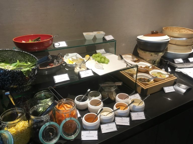 サラダ、フルーツ、チーズコーナー