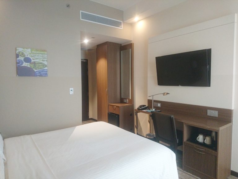 客室全体(窓際方向)