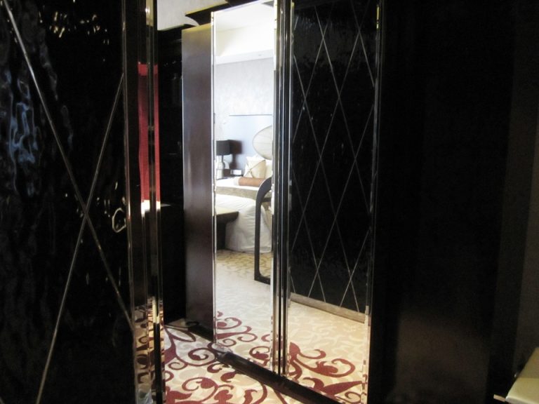 クローゼット外観(閉じた状態)